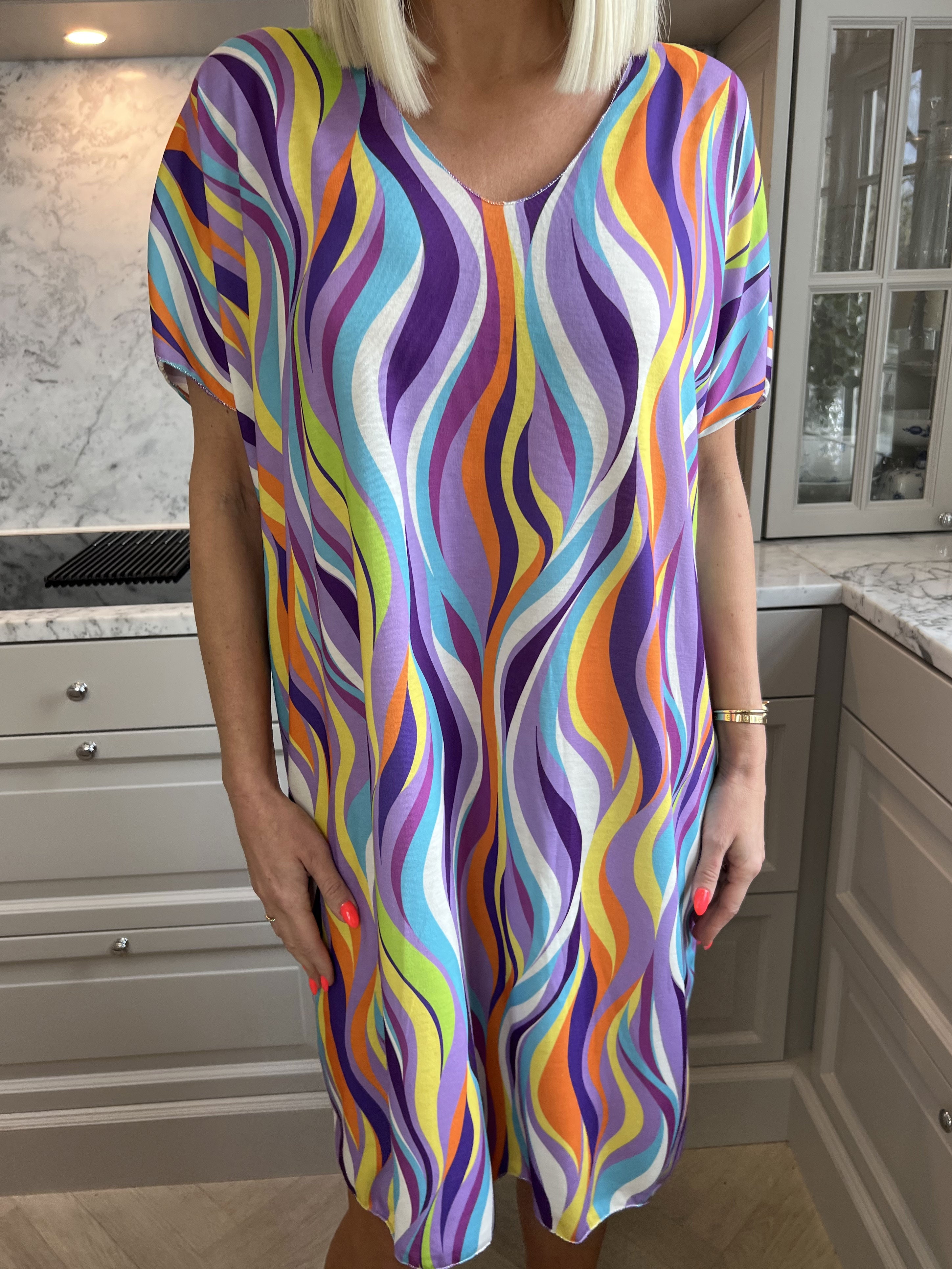 Kirsa Dress - Mjuk flerfärgad klänning med v-ringning